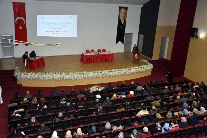 Adana’daki Göçmenlerin Sorunları Panelle Anlatıldı