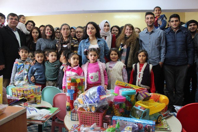 Üniversite Öğrencilerinden İlkokula Yardım Eli