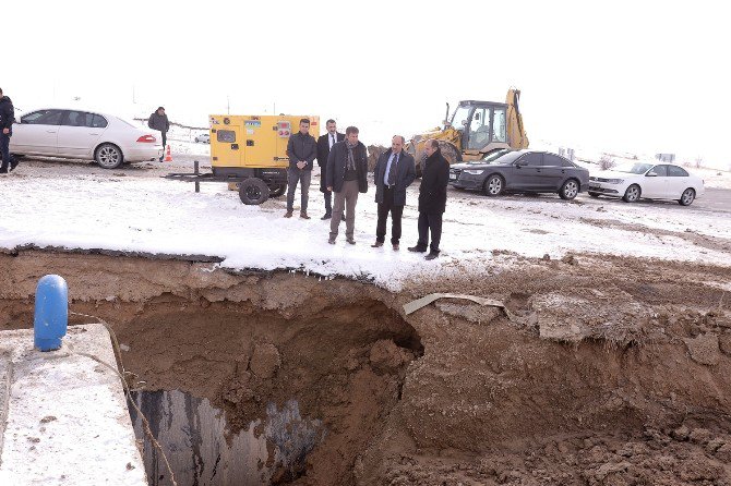 Dondurucu Soğukta İçme Suyu Şebekesinde Onarım Çalışması