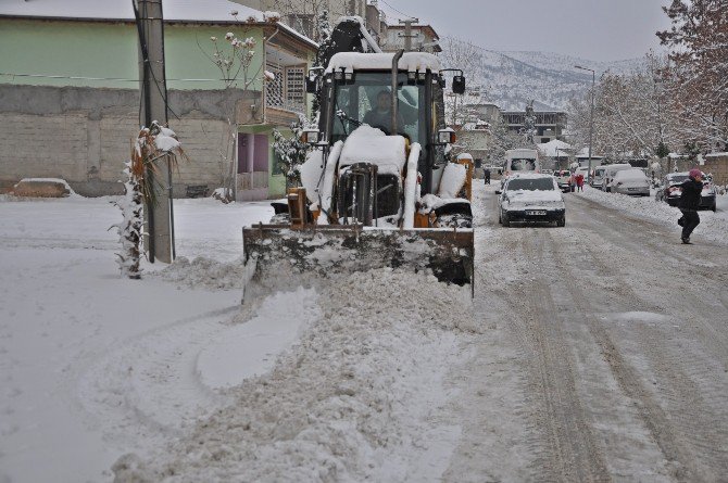 Gölbaşı İlçesinde Karla Mücadele Sürüyor