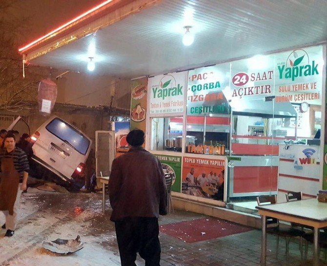 Karda Virajı Alamayan Minibüs Devrildi