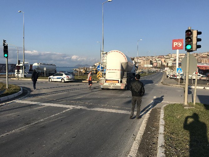 Çimento Yüklü Tır, Otomobille Çarpıştı