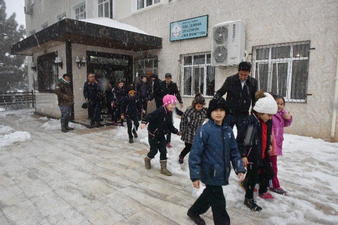 Alanya’da Kar Nedeniyle Okulda Mahsur Kalan Öğrencileri Belediye Ekipleri Kurtardı