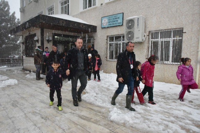 Alanya’da Kar Nedeniyle Okulda Mahsur Kalan Öğrencileri Belediye Ekipleri Kurtardı