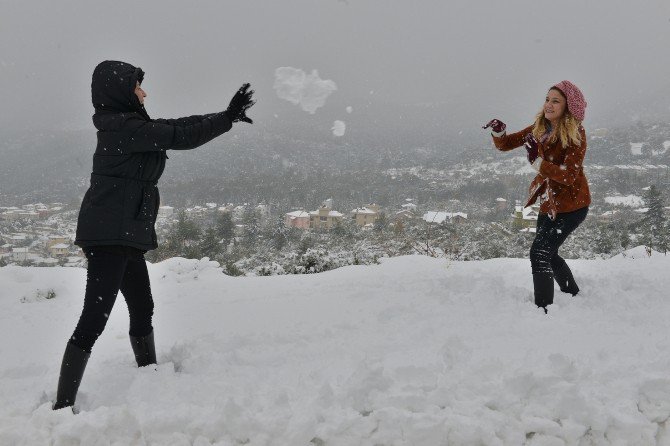 Konyaaltı Geyikbayırı’da Kar Kalınlığı 20 Santimetreye Ulaştı