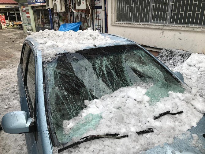 Çatıdan Düşen Kar Kütleleri İki Araca Zarar Verdi