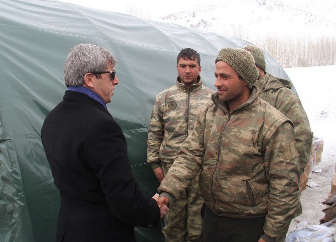 Bitlis Valisi Çınar’dan Üs Bölgesindeki Askerlere Ziyaret