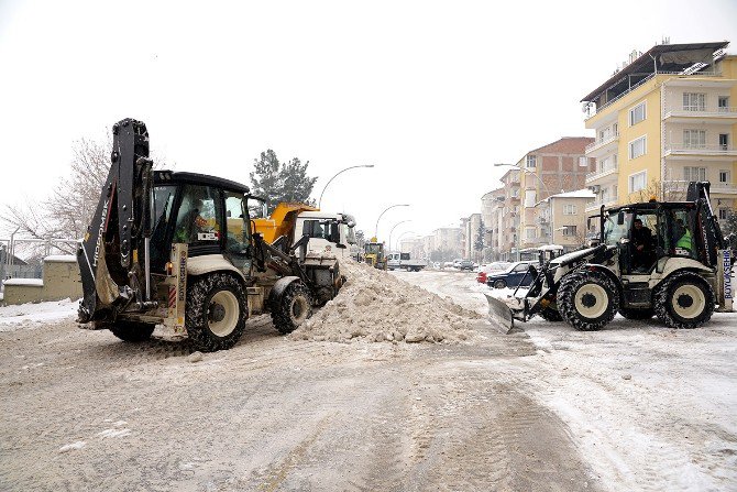 Malatya’da Kar 70 Kırsal Mahallenin Yolunu Kapattı