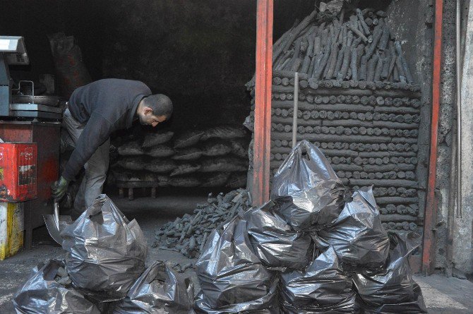 Ekmeğini Odun Kömüründen Çıkarıyor