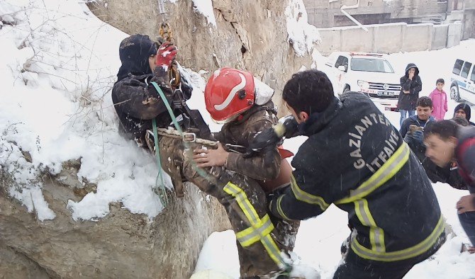 Kartopu Oynarken 10 Metrelik Çukura Düştü