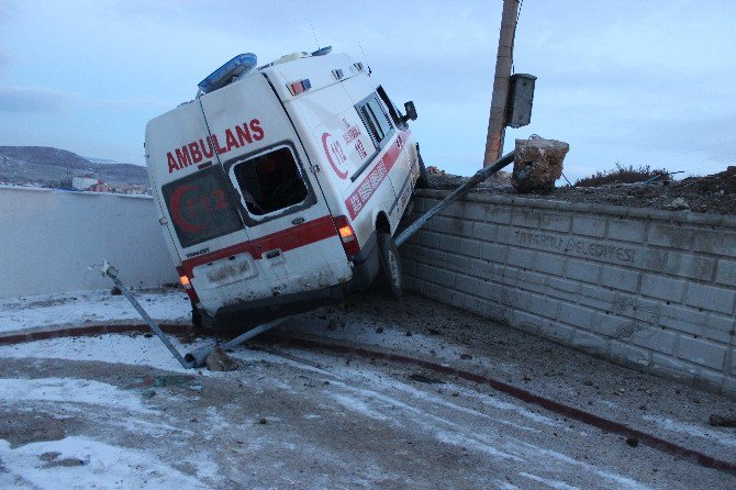 Tavşanlı’da Hasta Taşıyan Ambulans Kaza Yaptı: 5 Yaralı