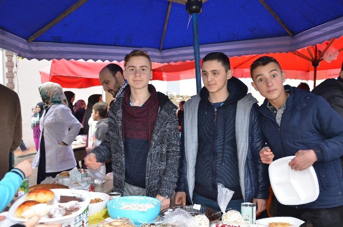 Öğrencilerden Halep İçin Kermes