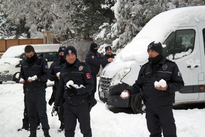 Çevik Kuvvet İle Vatandaşın Kartopu Savaşı