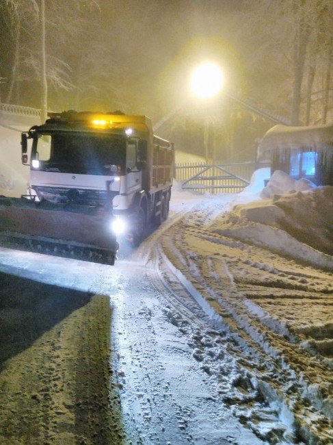 Büyükşehir Kar Komandoları, Mahsur Kalan 5 Aracı Kurtardı