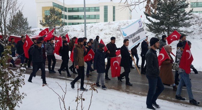 Öğrencilerden ’Şehitlere Saygı’ Yürüyüşü