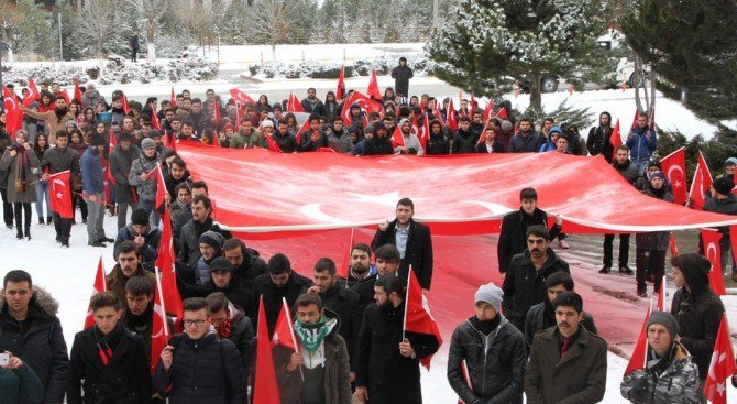 Öğrencilerden ’Şehitlere Saygı’ Yürüyüşü