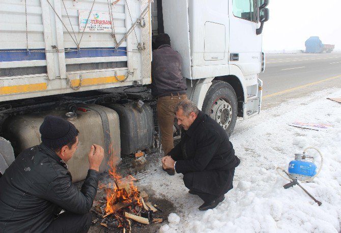 Muş’ta Seyir Halindeki Araçlar Donuyor