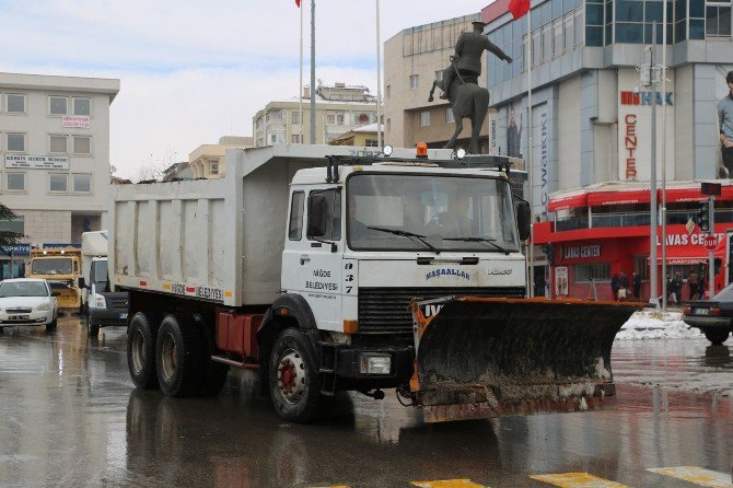 Niğde Belediyesi Karla Mücadele Ekipleri 7/24 Mesaide