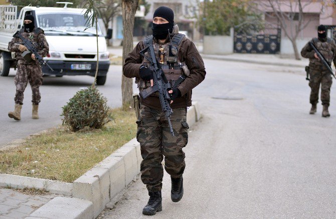 Yakalanan Oğlu İçin Polise Gözyaşı Döktü