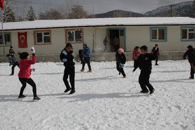 Seydikemer’in Yüksek Kesimlerinde Etkili Kar Yağışı