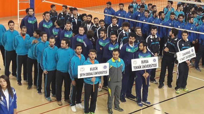 Şeyh Edebali Üniversitesi Erkek Voleybol Takımı Yarı Finalde