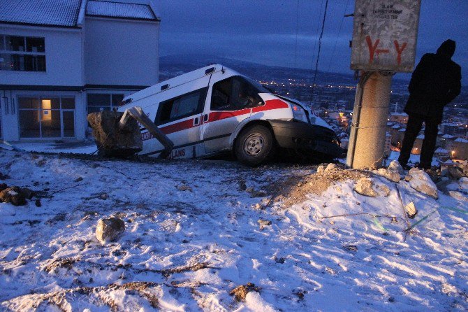 Tavşanlı’da Hasta Taşıyan Ambulans Kaza Yaptı: 5 Yaralı