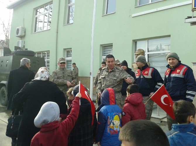 Niksar’da Minik Öğrencilerden Jandarmaya Moral