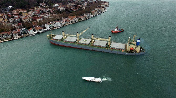 Yeniköy’de Karaya Oturan Gemiyi Kurtarma Çalışmaları Havadan Görüntülendi