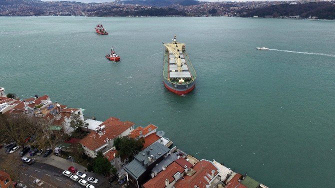 Yeniköy’de Karaya Oturan Gemiyi Kurtarma Çalışmaları Havadan Görüntülendi