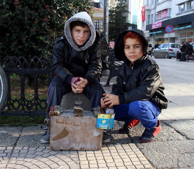 Suriyeli Kardeşler Ayakkabı Boyayarak Hayata Tutunuyor