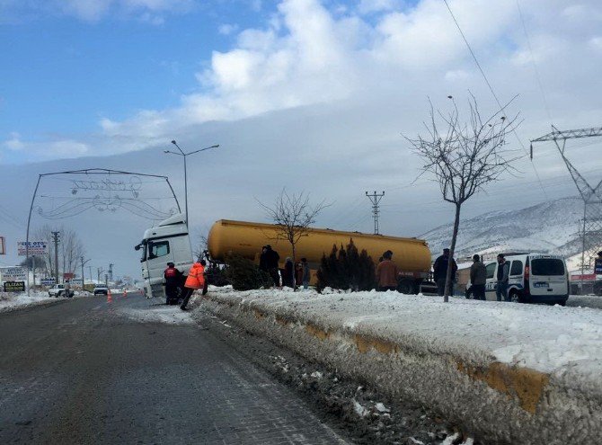 Buzlu Yolda Kayan Tanker Yolu Kapattı