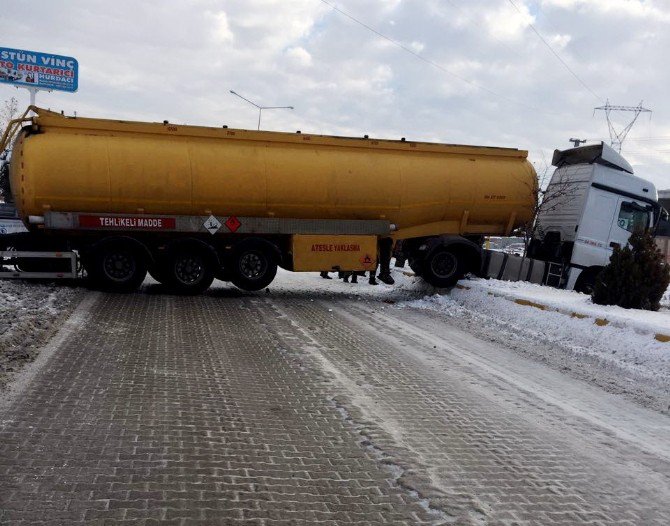 Buzlu Yolda Kayan Tanker Yolu Kapattı