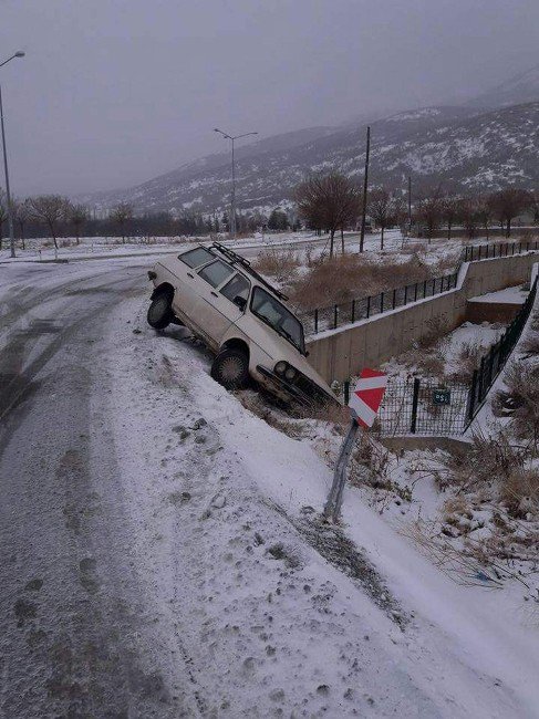 Otomobil Şarampole Uçmaktan Son Anda Kurtuldu