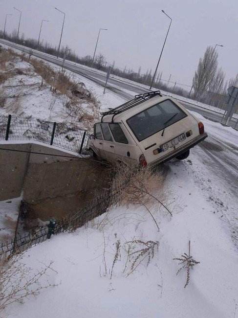 Otomobil Şarampole Uçmaktan Son Anda Kurtuldu