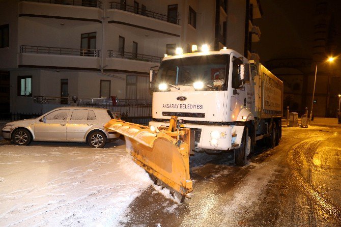 Aksaray’da Ekipler, Karla Mücadele Çalışmalarını Sürdürdü