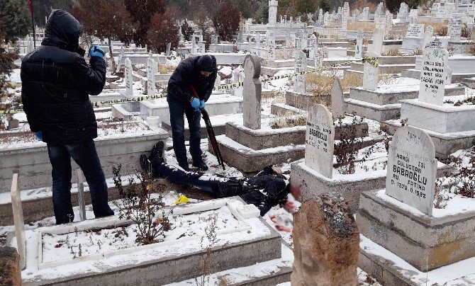 İki Gündür Kayıp Olan Genç Mezarlıkta Ölü Bulundu