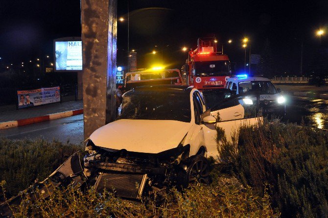 Yönlendirme Levhasının Direğine Çarpan Otomobilin Sürücüsü Ağır Yaralandı