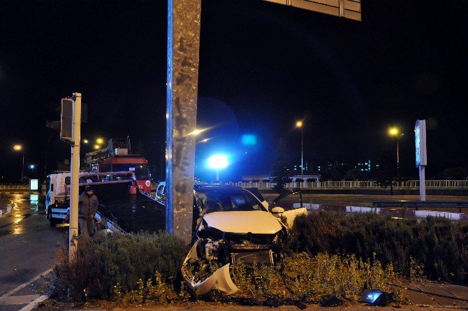 Yönlendirme Levhasının Direğine Çarpan Otomobilin Sürücüsü Ağır Yaralandı