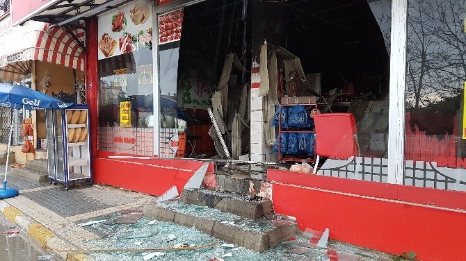 Antalya’da Yıldırım Düşen Dükkan Harabeye Döndü