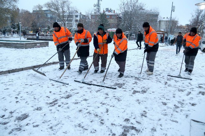 Aksaray’da Ekipler, Karla Mücadele Çalışmalarını Sürdürdü