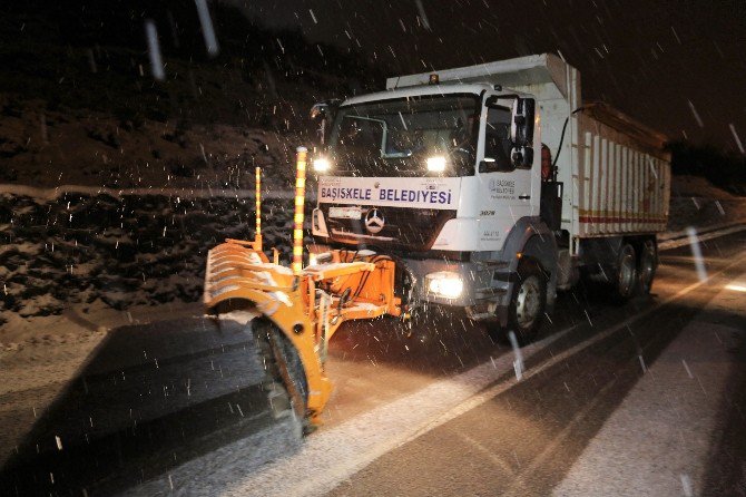 Başiskele Belediyesi, Cadde Ve Sokaklarda Kar Temizliği Yaptı