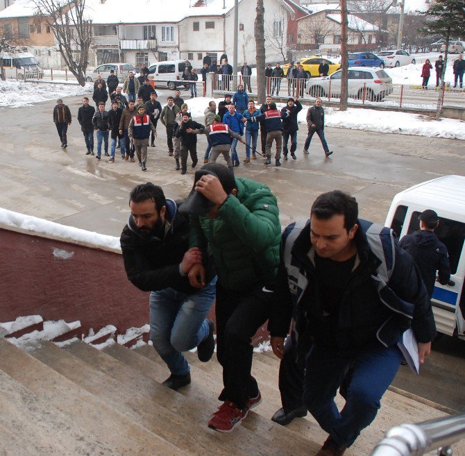 Taciz İddiasıyla Adliyeye Sevk Edilen Öğretmene Linç Girişimi