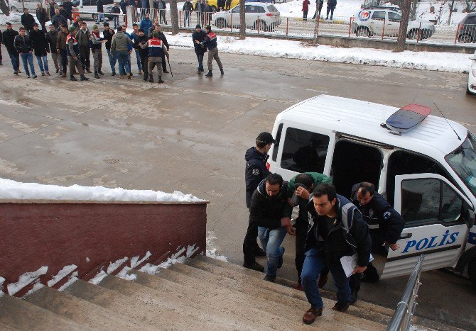 Taciz İddiasıyla Adliyeye Sevk Edilen Öğretmene Linç Girişimi