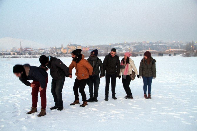 Eksi 30 Derecede Gençlerden Benzersiz ’Mannequin Challenge’