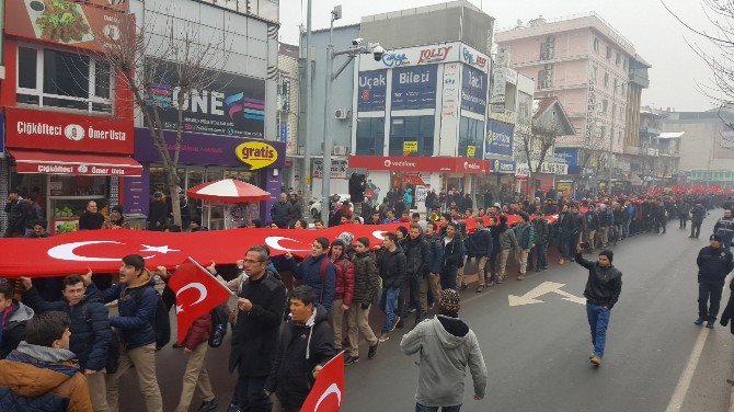 Lise Öğrencilerden Teröre Lanet Yürüyüşü