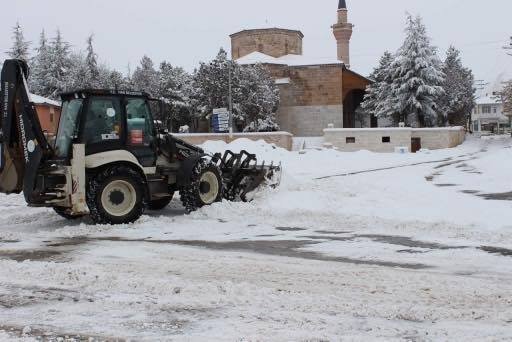 Han Belediyesi’nden Kar Temizleme Çalışmaları