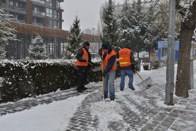 Temizlik İşlerinden Kar Temizleme Çalışması