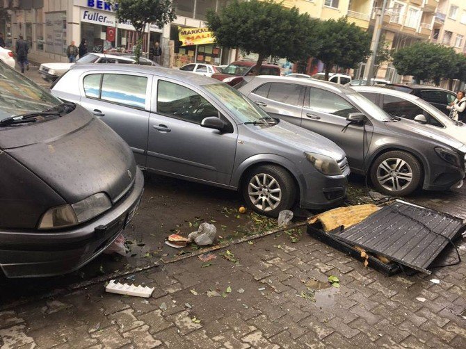 İskenderun’da Fırtına Hayatı Felç Etti