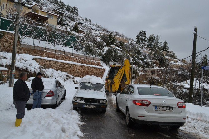 Konyaaltı Belediyesi Karla Kaplanan Yolları Açıyor