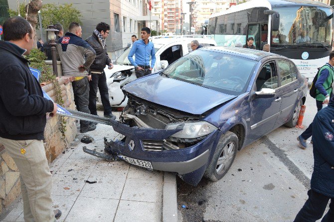 Manisa’da İki Otomobil Çarpıştı: 4 Yaralı